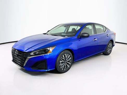 Used 2025 Nissan Altima 2.5 SV FWD image 3