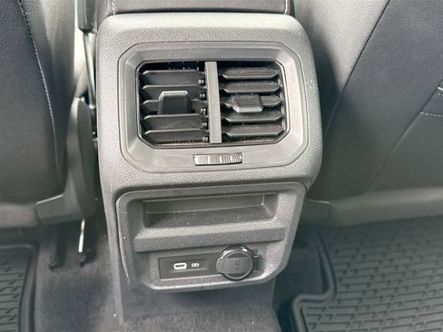 Used 2023 Volkswagen Tiguan SE image 18