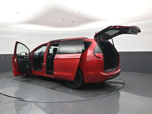 Used 2025 Chrysler Pacifica Limited FWD image 48