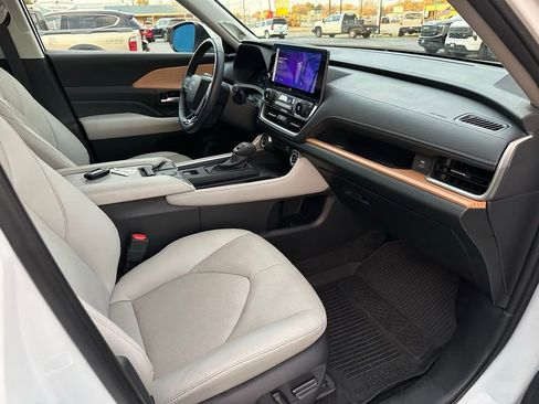 Used 2024 Toyota Grand Highlander AWD Hybrid image 17