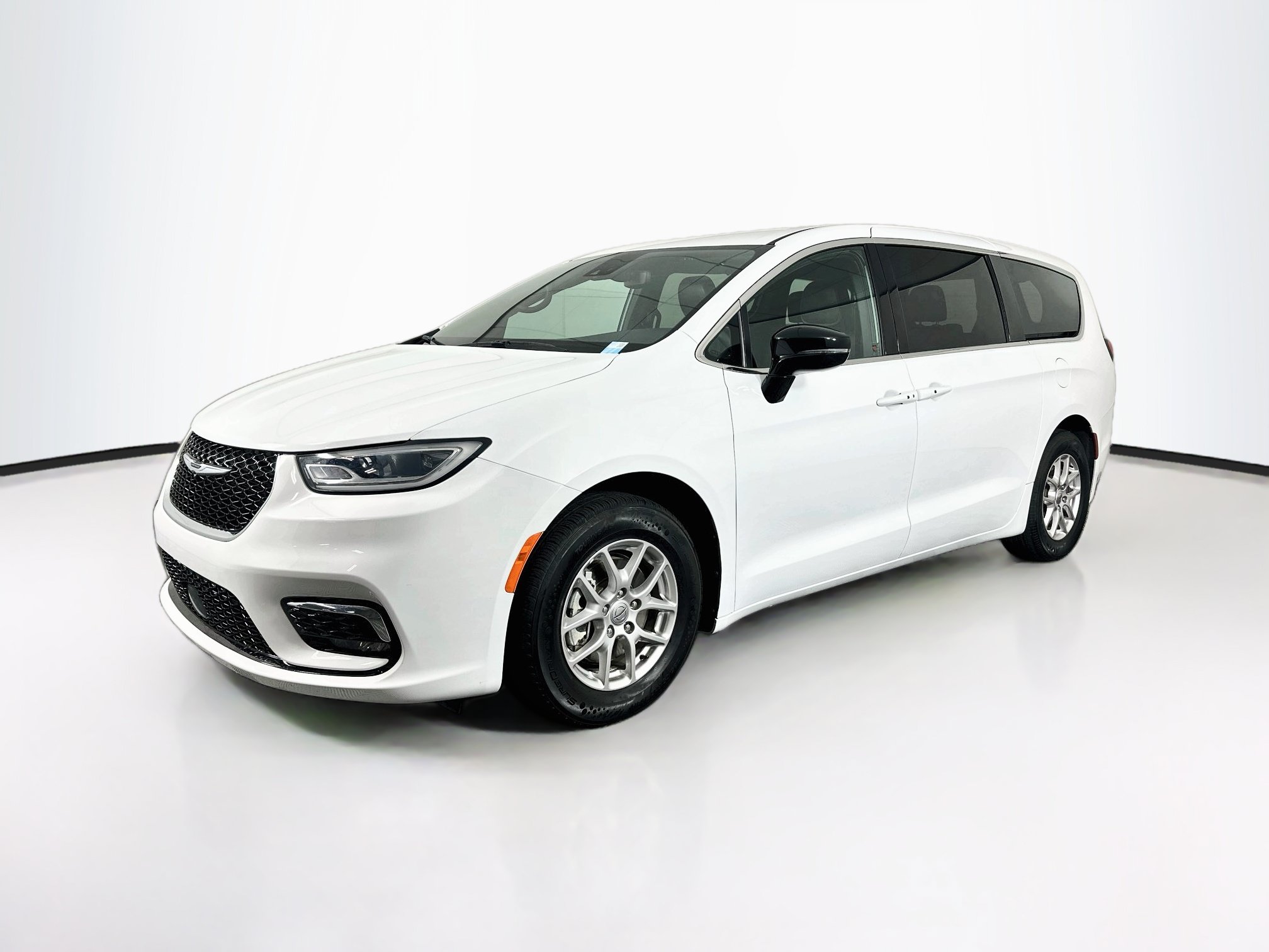 Used 2025 Chrysler Pacifica Select FWD image 3