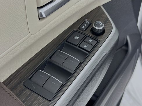 Used 2022 Toyota Sienna Platinum image 18