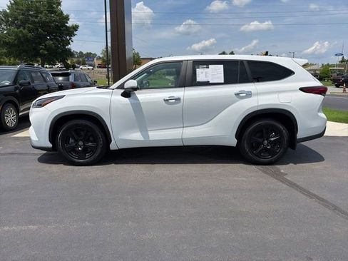 Used 2023 Toyota Highlander L FWD image 5