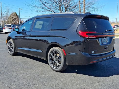 New 2026 Chrysler Pacifica Select AWD/4WD image 4