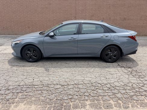 Used 2021 Hyundai Elantra SEL w/ Convenience Package FWD image 2