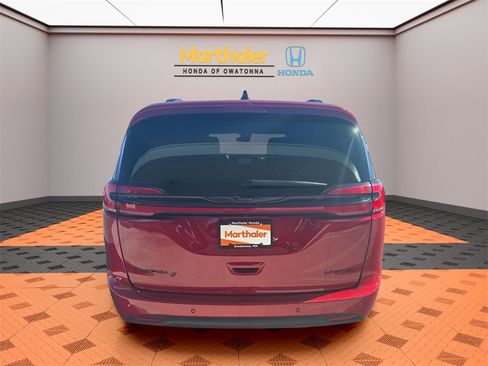 Used 2025 Chrysler Pacifica Limited image 4