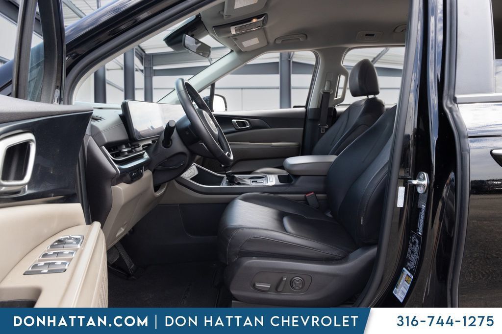 Used 2025 Kia Carnival FWD image 4