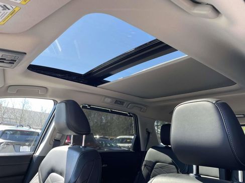 Used 2024 Nissan Pathfinder Platinum image 17