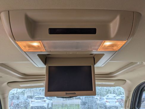Used 2014 Chevrolet Suburban LT RWD image 14