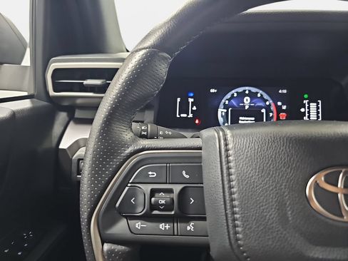 Used 2025 Toyota 4Runner SR5 AWD/4WD image 18