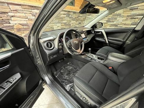 Used 2018 Toyota RAV4 XLE AWD/4WD image 34