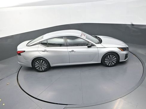 Used 2024 Nissan Altima 2.5 SV FWD image 18