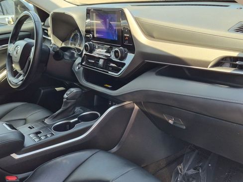 Used 2023 Toyota Highlander XLE AWD/4WD image 21