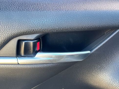 Used 2018 Toyota Camry SE w/ Convenience Package image 4