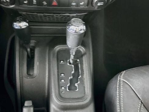 Used 2015 Jeep Wrangler Unlimited Sahara w/ Connectivity Group AWD/4WD image 22