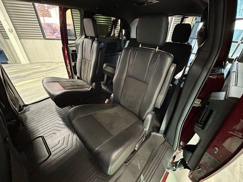 Used 2019 Dodge Grand Caravan SXT image 8
