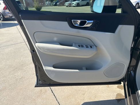Used 2021 Volvo XC60 T5 Momentum w/ Premium Package image 19
