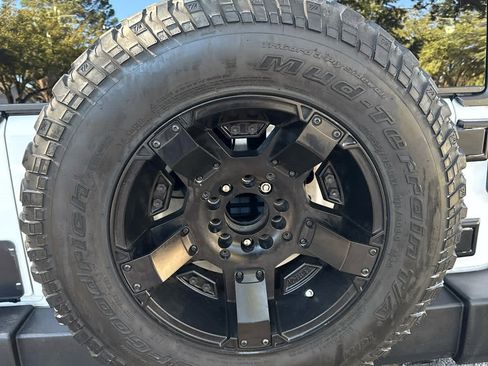 Used 2015 Jeep Wrangler Unlimited Rubicon w/ Connectivity Group image 20