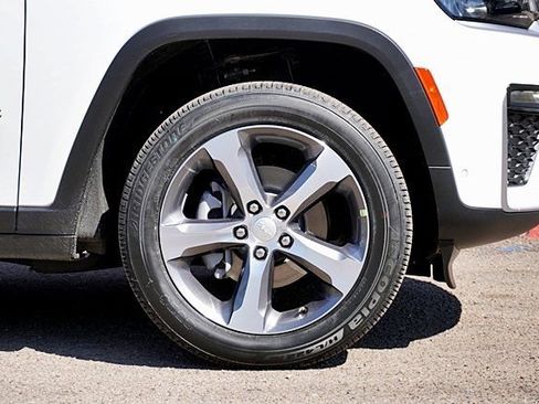 New 2026 Jeep Grand Cherokee Limited w/ Luxury Tech Group II image 8