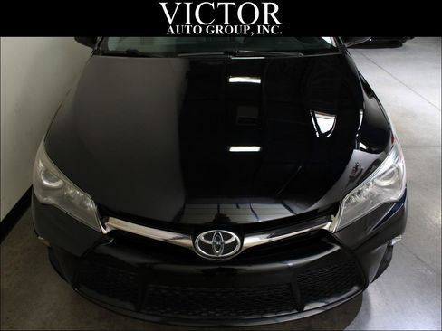 Used 2017 Toyota Camry SE image 3