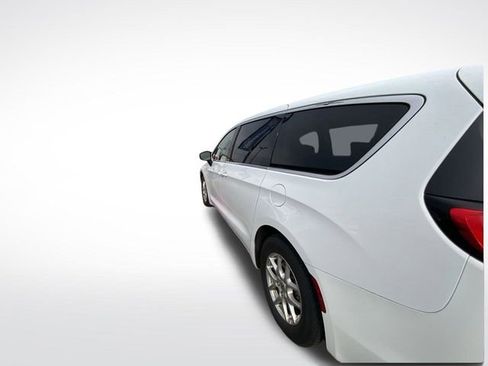 Used 2023 Chrysler Voyager LX image 6