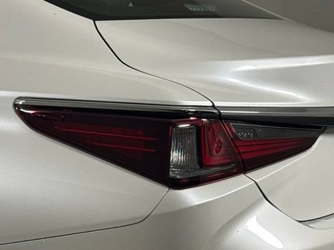 Used 2025 Lexus ES 350 w/ Premium Package FWD image 18