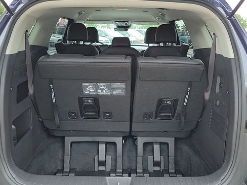 Used 2025 Kia Carnival FWD image 7