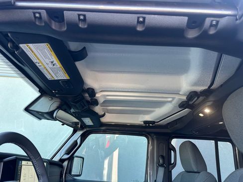 Used 2025 Jeep Wrangler Rubicon image 25