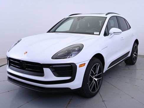 Certified 2025 Porsche Macan image 1