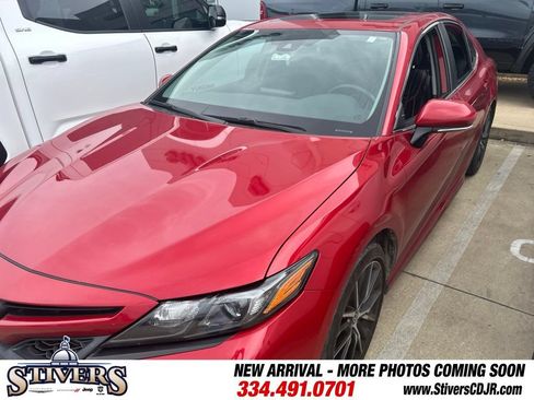 Used 2024 Toyota Camry SE w/ Cold Weather Package FWD image 3