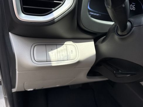Used 2024 Hyundai Venue SEL FWD image 17