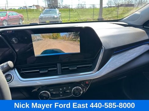 Used 2025 Chevrolet Trax LT FWD image 36