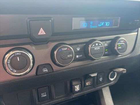 Used 2022 Toyota Tacoma TRD Off-Road AWD/4WD image 15