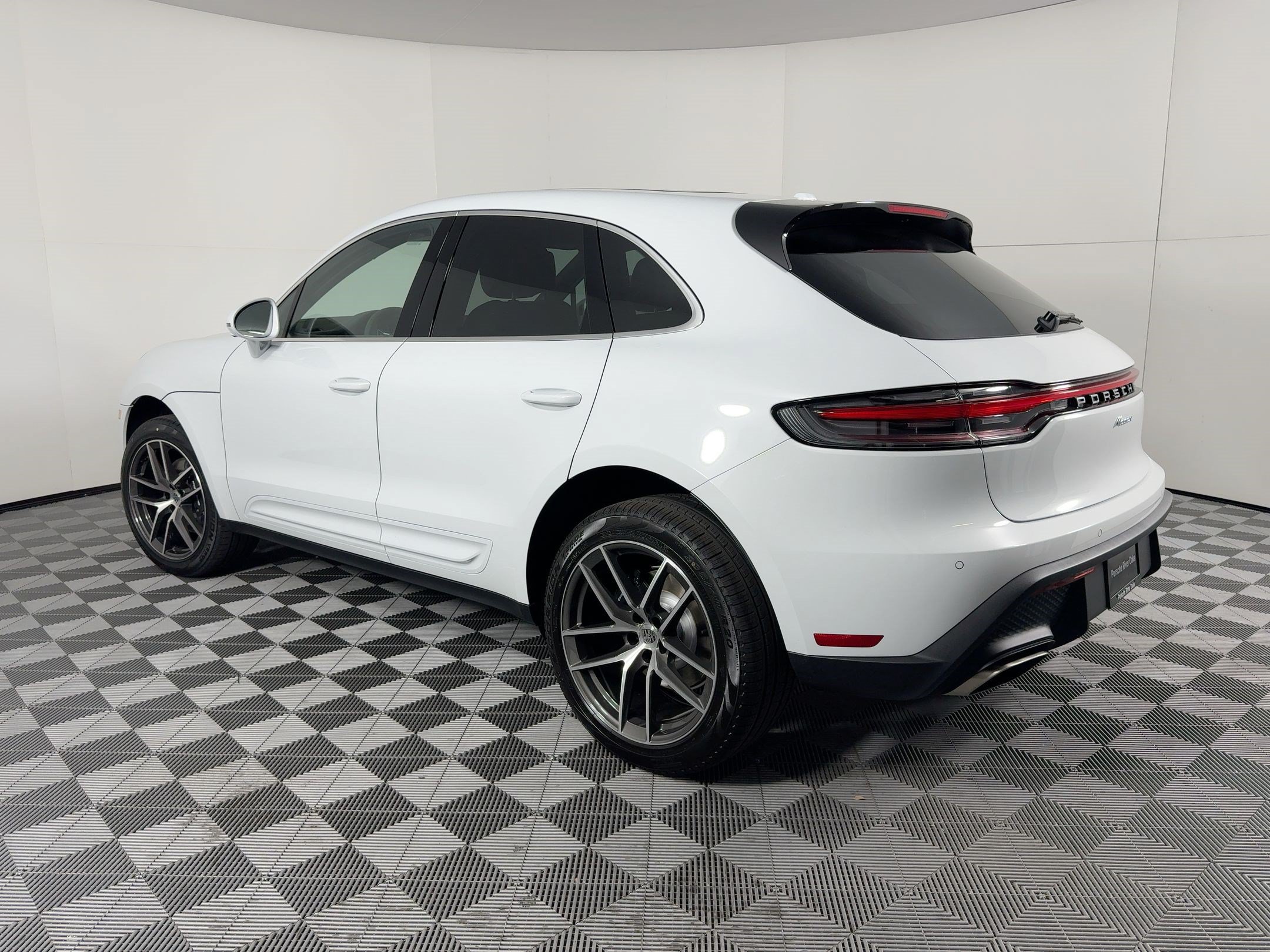 Certified 2026 Porsche Macan AWD/4WD image 3