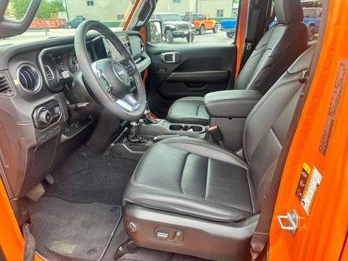 Used 2025 Jeep Wrangler Unlimited Sahara AWD/4WD image 22