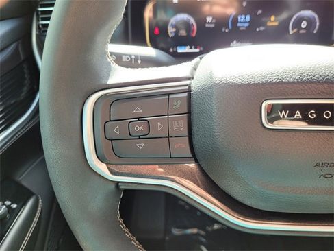 Used 2023 Jeep Wagoneer 4WD w/ Premium Group I image 30