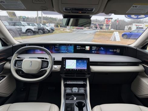 Used 2025 Lincoln Nautilus Premier image 40