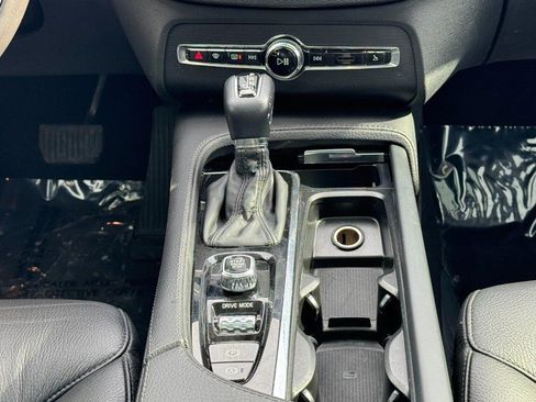 Used 2020 Volvo XC90 T6 Momentum w/ Protection Package image 16