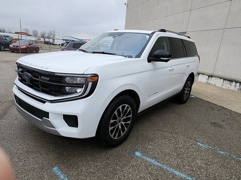 Used 2025 Ford Expedition Platinum image 2