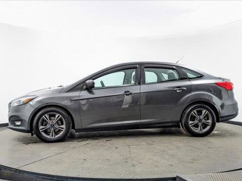 Used 2018 Ford Focus SE w/ SE Appearance Package image 3
