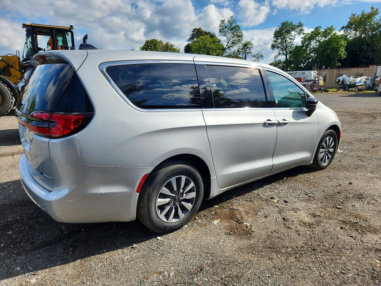 Used 2024 Chrysler Pacifica Limited FWD image 4
