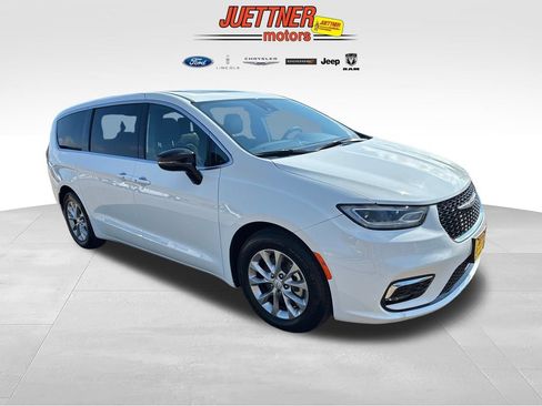 Used 2026 Chrysler Pacifica Limited FWD image 7