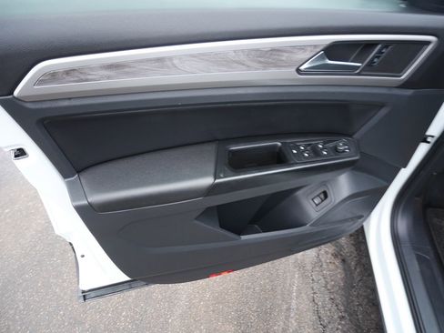 Used 2020 Volkswagen Atlas Cross Sport SE w/ Panoramic Sunroof Package image 17