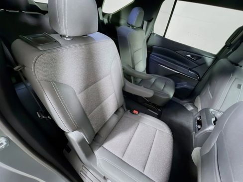 Used 2025 Chevrolet Traverse LT image 28