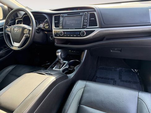 Used 2017 Toyota Highlander Limited image 10