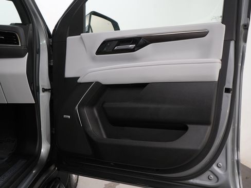Used 2025 Chevrolet Tahoe Premier AWD/4WD image 9