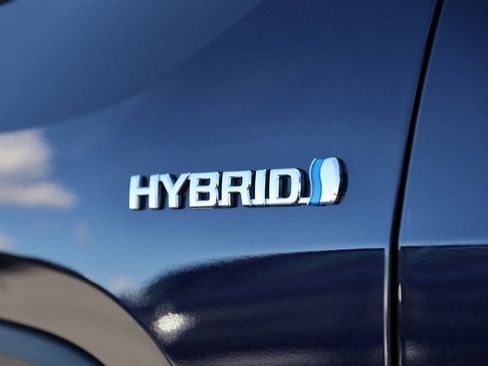 Used 2021 Toyota RAV4 XLE Premium image 8