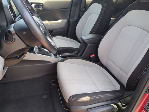 Used 2025 Hyundai Venue SEL FWD image 24