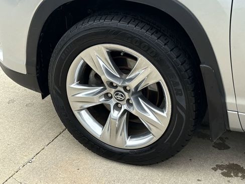 Used 2019 Toyota Highlander Limited image 12