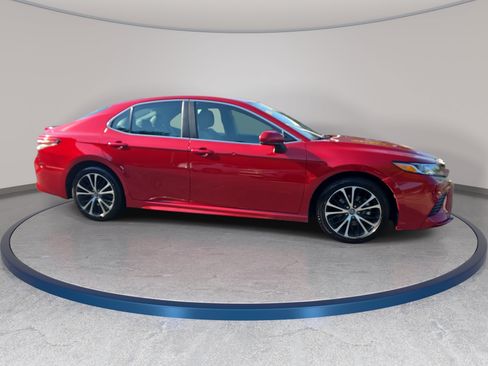 Used 2019 Toyota Camry SE FWD image 4